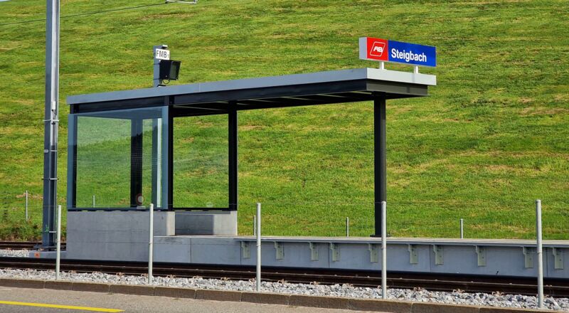 Haltestelle Steigbach, Wartehäuschen aus Metall